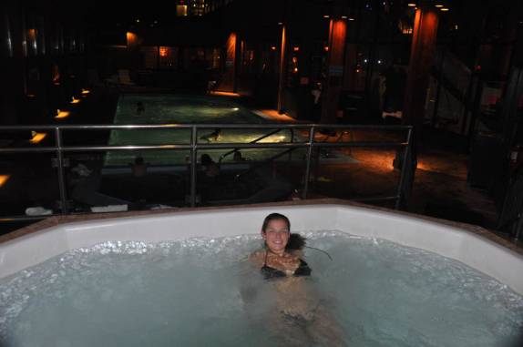 Relaxando na jacuzzi depois da caminhada na região de âke louise, em Alberta, no Canadá